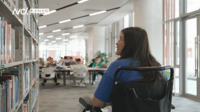 曾被断言“挺不过18岁”，这名女孩坐着轮椅在深实现了大学梦！接着她还将……7.gif